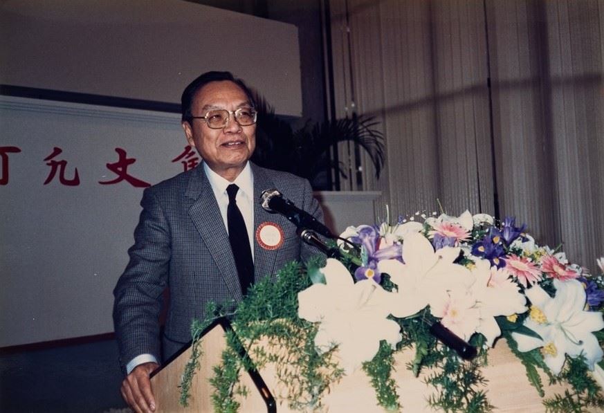 彭歌於1990年1月於《何凡文集》新書發表會致詞。圖／國立臺灣文學館提供