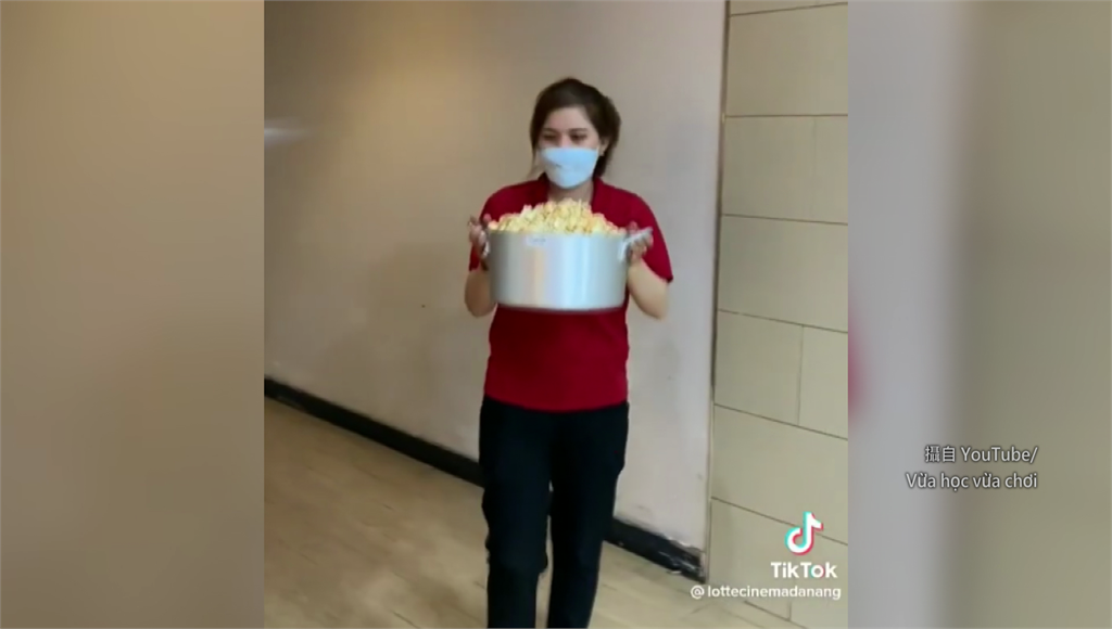 越南電影院送爆米花，民眾樂捧湯鍋裝。圖／翻攝自網路