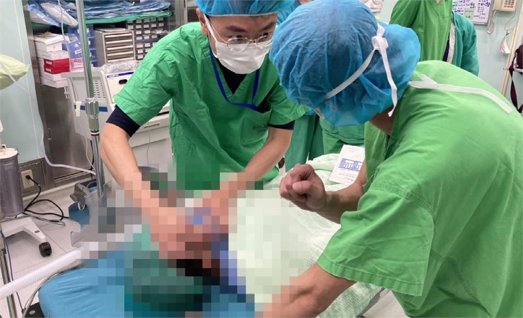 醫師針對林童臉上的傷，進行手術。圖：台視新聞