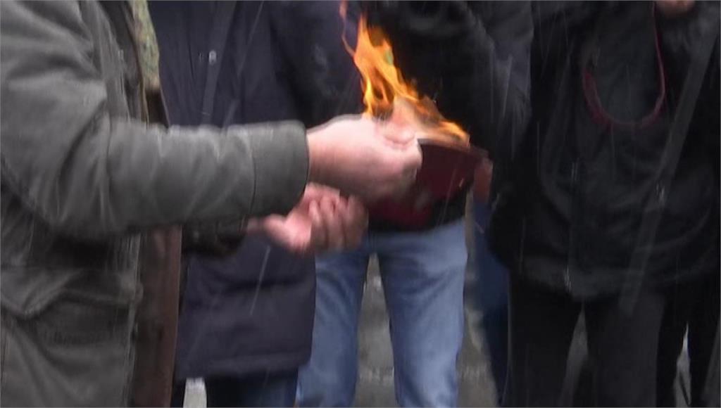 俄羅斯入侵烏克蘭，海外俄籍人士當街焚燒護照，要徹底跟俄國政府切割。圖／翻攝自AP Direct