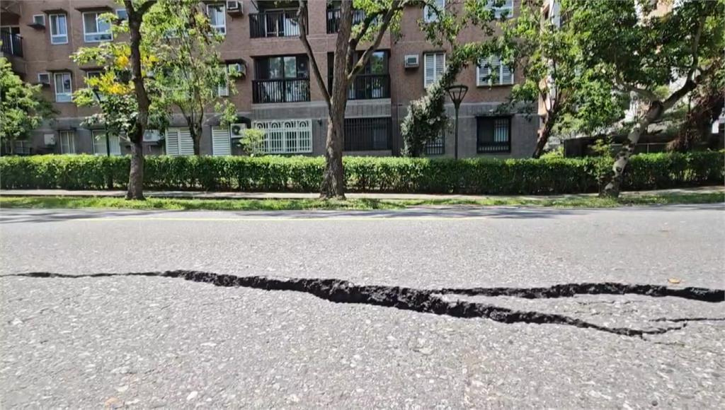 宜蘭爆路面塌陷裂縫長百公尺寬可塞拳 緊鄰大型國宅嚇壞民眾