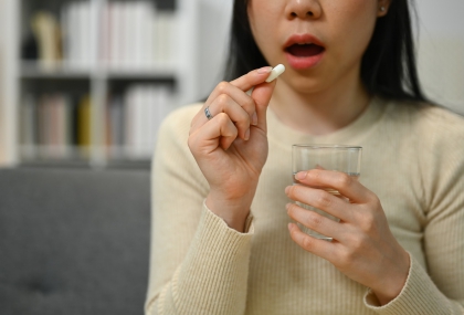 骨鬆藥「這樣吃」恐灼傷食道！藥師警告說重話  1姿勢服藥有風險