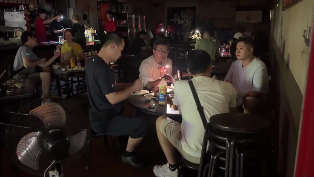 台中北區晚間無預警停電！ 民眾摸黑吃羊肉爐