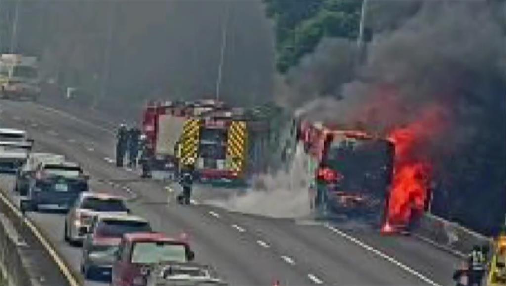 國1五楊高架遊覽車燒成火球！黑色濃煙直竄天際