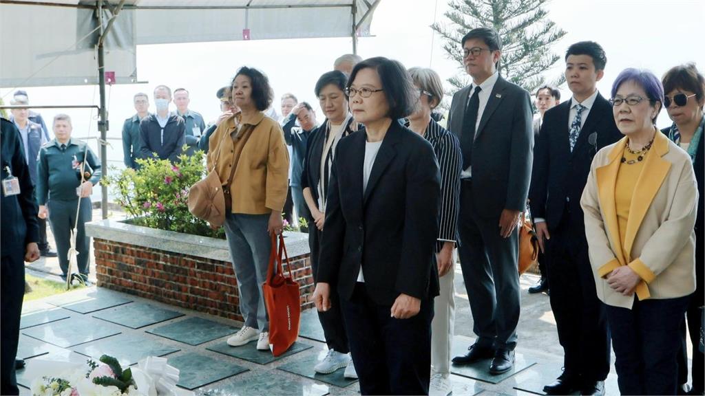 清明追思李登輝、史明 蔡英文：正因他們堅持才有今天的民主自由