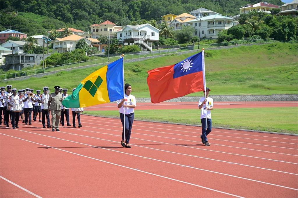 我國駐聖國大使館首辦「國慶運動會」，邀請當地國中、小學生參與，聖國多位政要也一同出席。圖／翻攝自Facebook@Taiwan.StVinGren