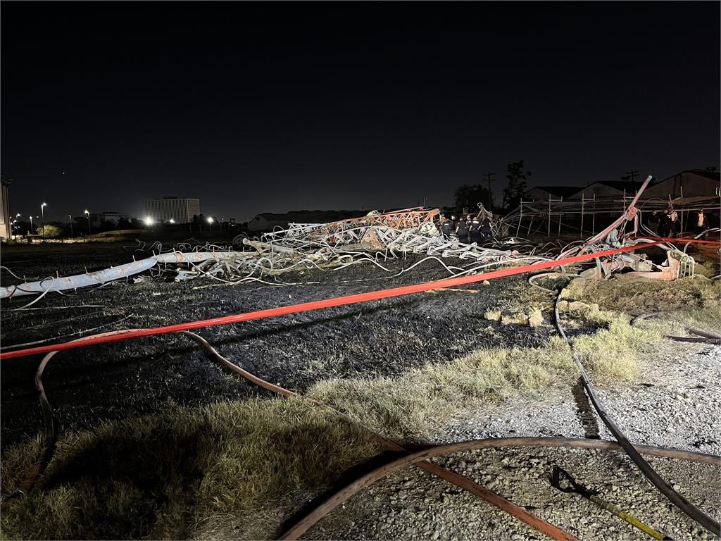 直升機墜毀後引發熊熊大火。圖／翻攝自X@Houston Fire Dept