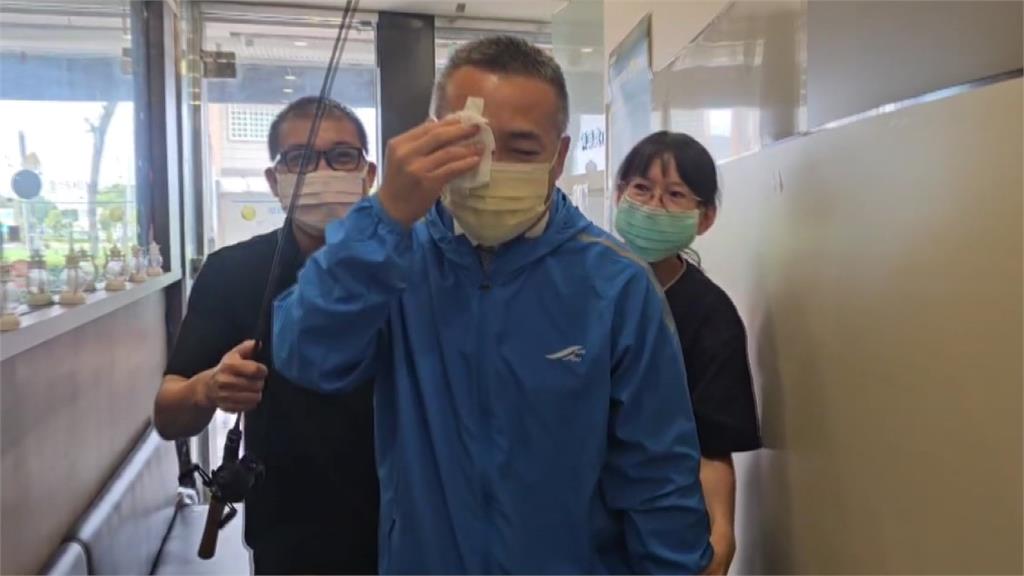 甩竿時不慎「魚鉤刺入眼」！ 東港釣客與友提著釣竿急救醫