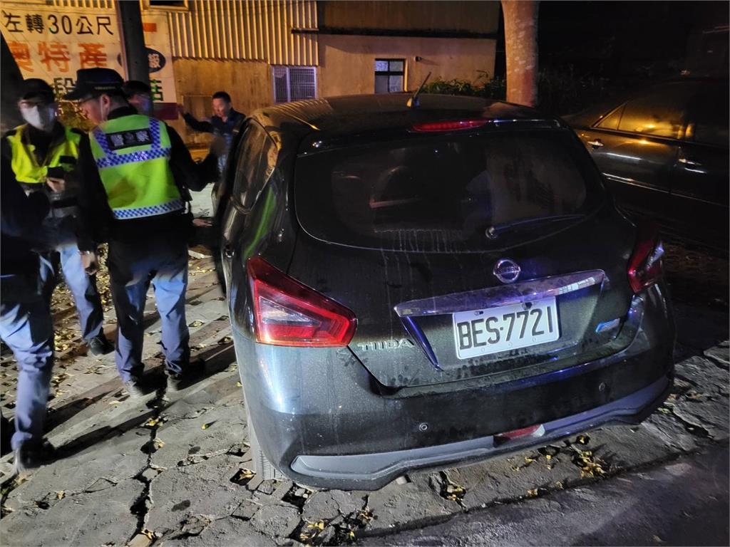 地震後有車輛底盤捲入落石無法行駛。圖／台視新聞