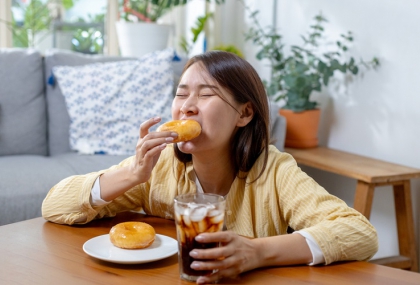 月經快來前特別想吃甜、暴食？ 醫揭「背後真正原因」 