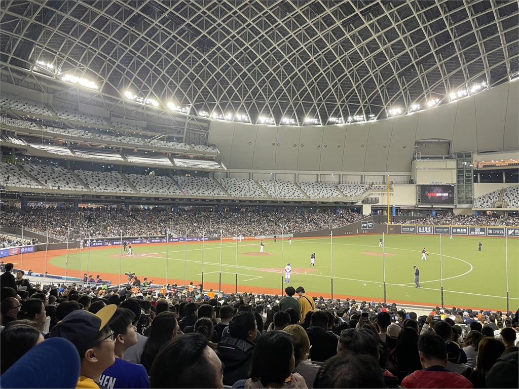 台北大巨蛋亞錦賽「台日大戰」吸引1.5萬多人進場。圖／球迷提供