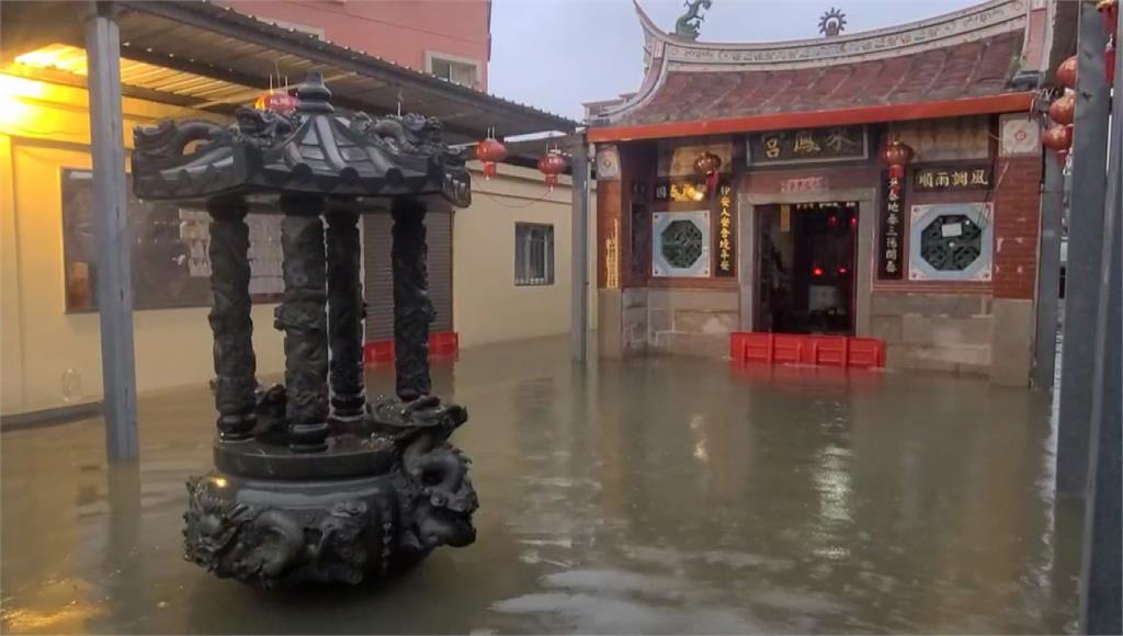 金門當地陸續下起大雨，導致當地廟宇淹水。圖／台視新聞