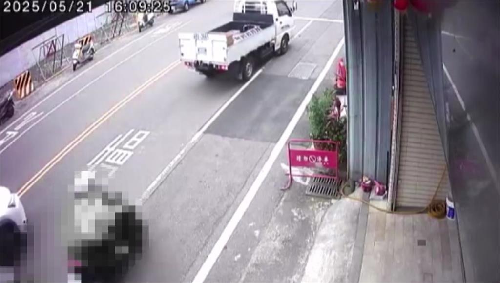 台中兩機車爆追撞！19歲女騎士「撞號誌箱」死亡
