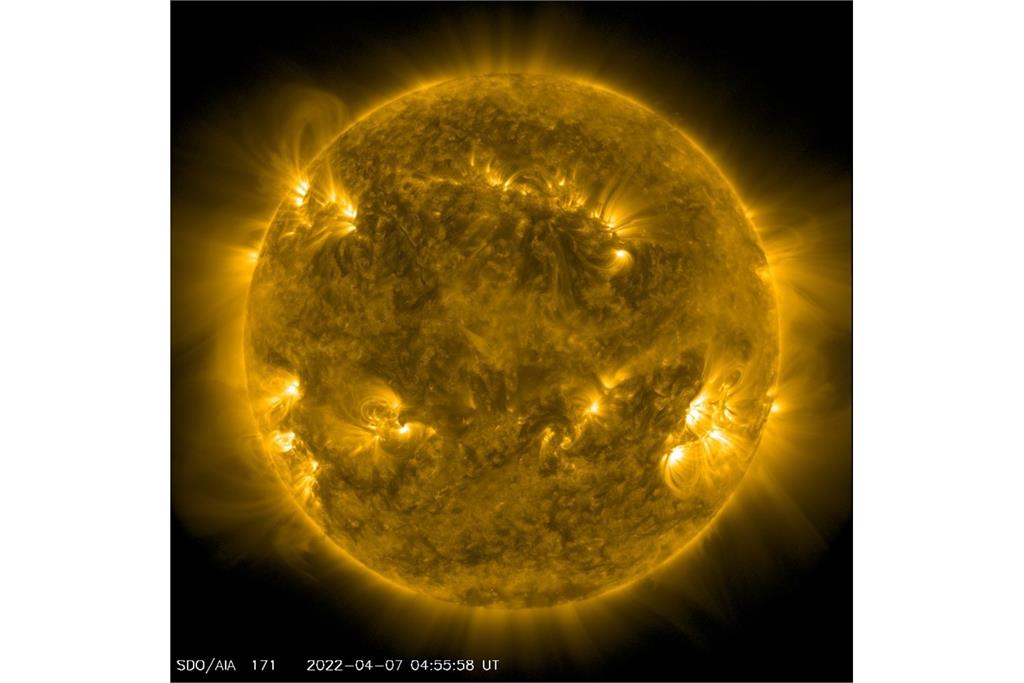 SDO衛星於4月7日以X射線波段拍攝的太陽影像，較亮處即為活躍區域。圖／臺北天文館提供