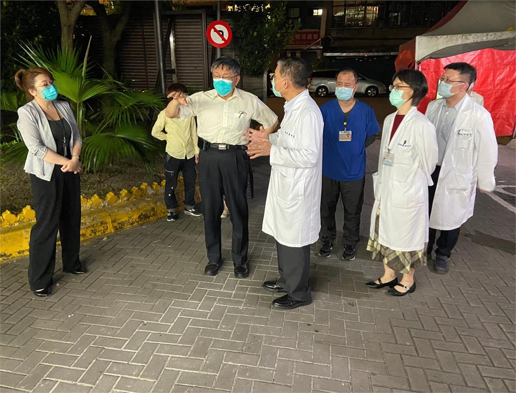 台北市長柯文哲赴和平醫院視察。圖／翻攝自Facebook@DoctorKoWJ 