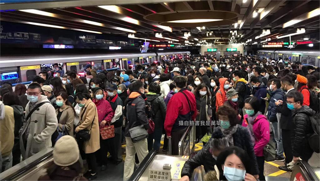 捷運板南線列車異常，人潮塞爆龍山寺月台。圖：翻攝自臉書 我是萬華人