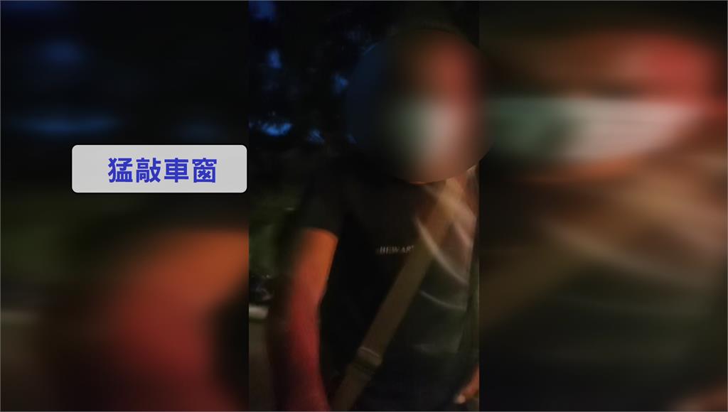 今天凌晨，台北市一名男子猛敲路旁車輛的車窗要吃的。圖／台視新聞