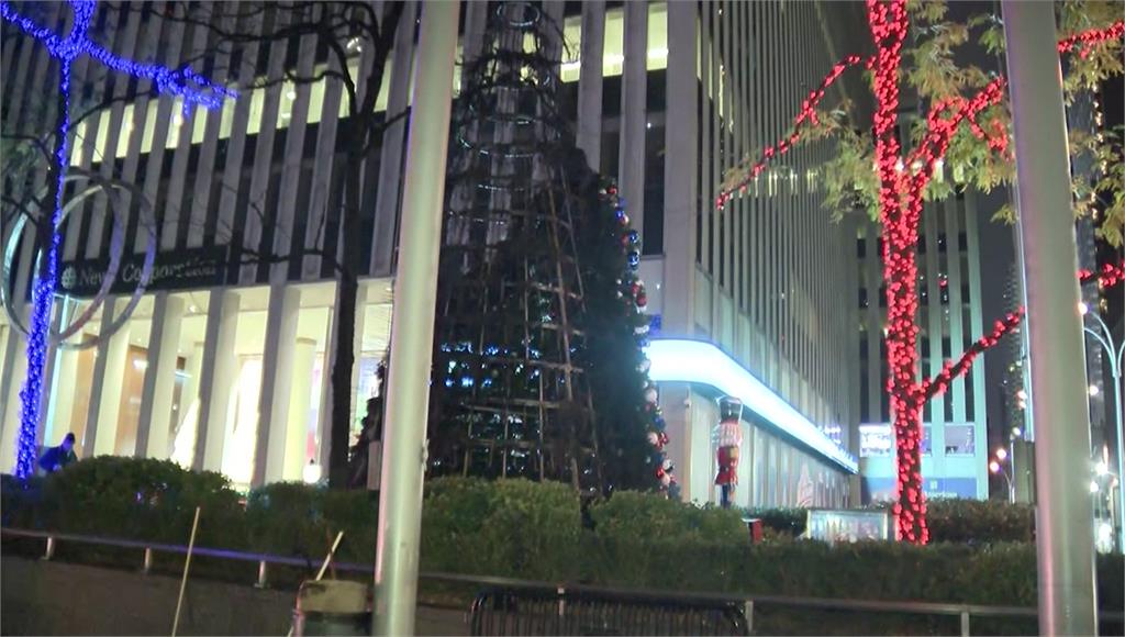紐約曼哈頓福斯新聞總部外的耶誕樹，8日凌晨遭到人為縱火，如今耶誕樹燒到只剩骨架。圖／翻攝自AP Direct