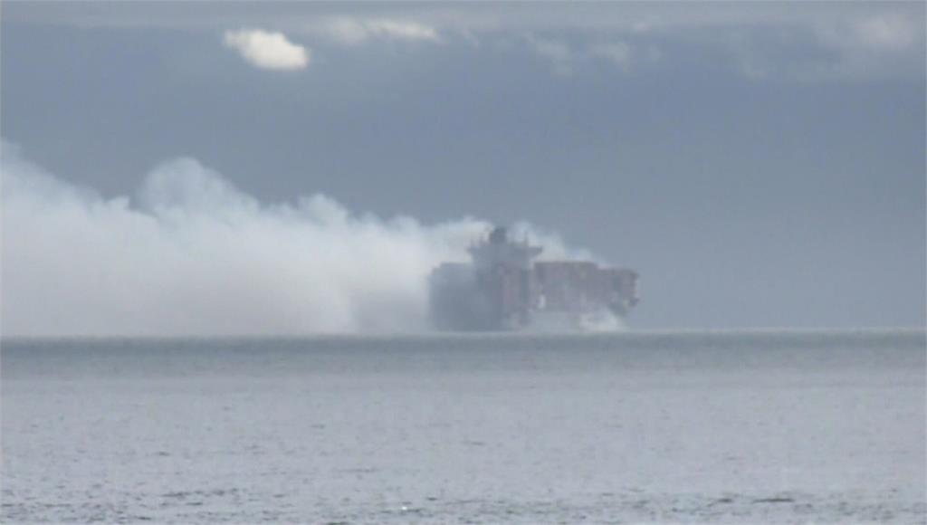 加拿大一艘載有52噸化學物質的貨輪發生火警。圖／翻攝自AP Direct