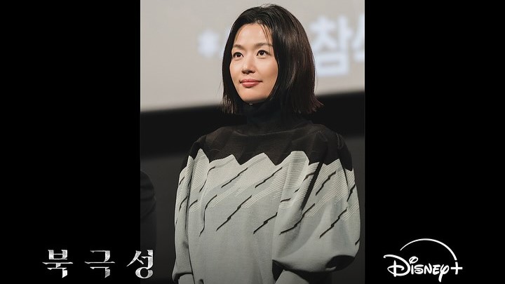 全智賢新劇《暴風圈》遭中國挨轟「辱華」。圖／翻攝自Instagram@disneypluskr