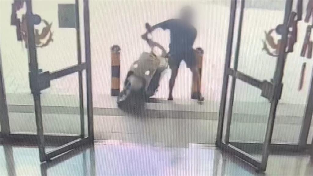 不明原因騎車衝撞警局 基隆男子當場遭壓制
