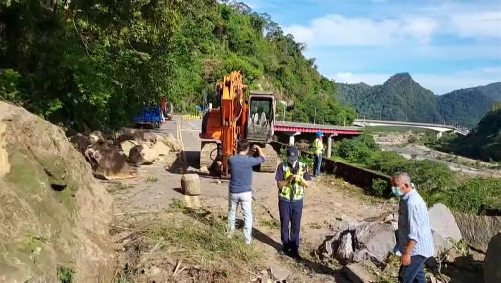 深夜巨響！苗62線巨石崩塌擋路 民眾難通行