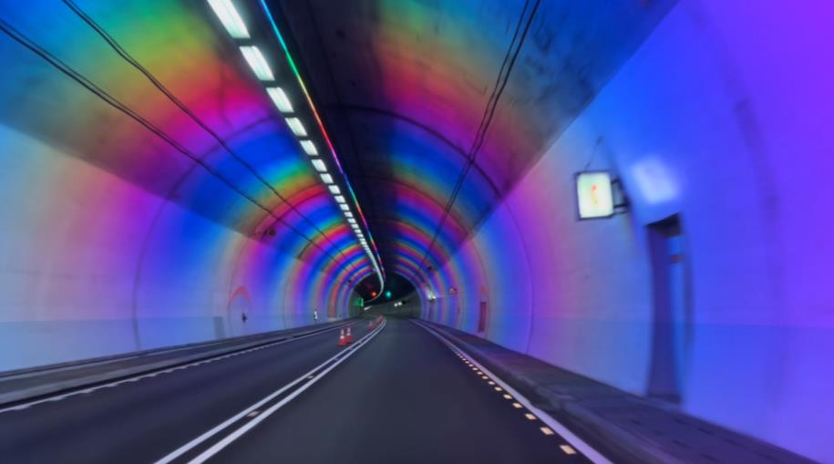 雪山隧道照明提升改善工程，可調整色彩的燈光投射在隧道壁。圖／高公局提供