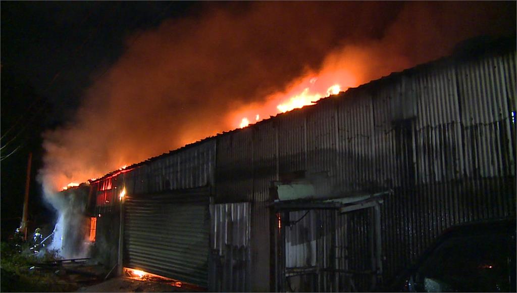 鐵皮工廠起火燃燒。圖／台視新聞