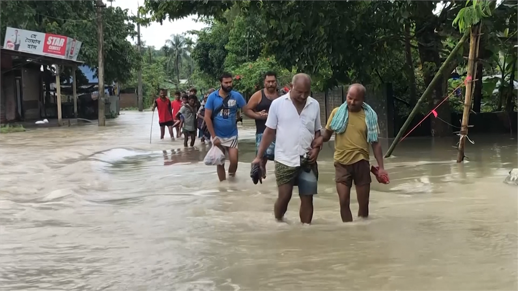 惡水淹進3千村莊，印度、孟加拉洪災59亡。圖／翻攝自AP Direct