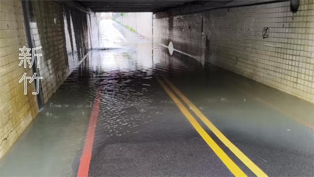 新竹豪雨狂炸　地下道「淹水30公分」急拉封鎖線