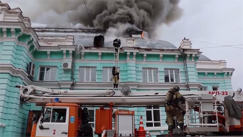 俄羅斯一家醫院突然發生大火，當時8名醫護人員正在進行心臟手術。圖／翻攝自AP Direct