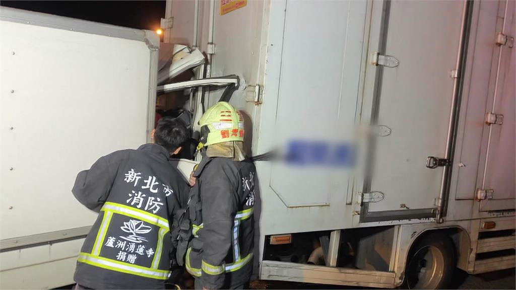 國1五股匝道凌晨4車連環追撞 貨車駕駛夾困送醫不...
