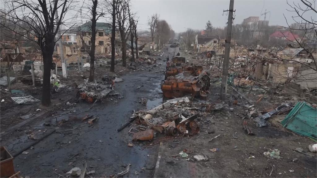 俄軍撤離基輔近郊小鎮，卻在各處留下一具具冰冷遺體。圖／畫面攝自AP