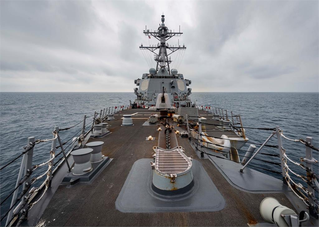美國海軍第七艦隊「伯克級」驅逐艦麥坎貝爾號昨天在台灣海峽進行航行任務。圖：U.S. Pacific Fleet臉書