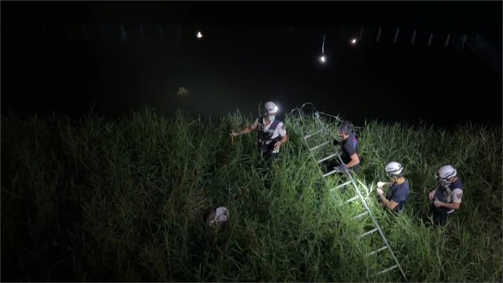 分屍案？男子鳳山溪丟4麻布袋  警消花兩小時打撈揭真相