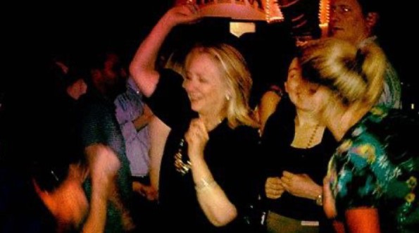 希拉蕊秀熱舞照聲援馬林。圖／翻攝自Twitter@HillaryClinton