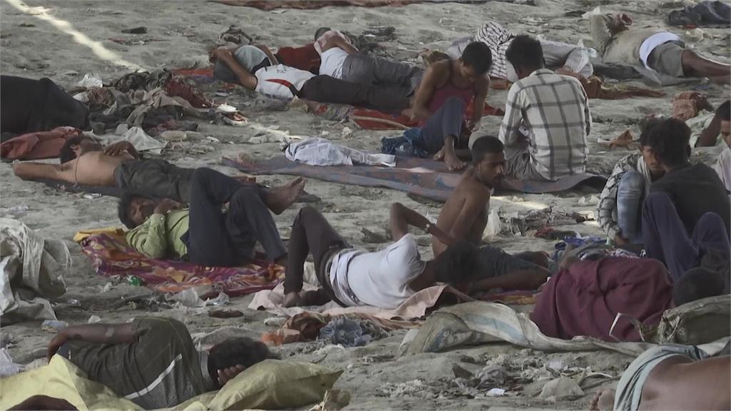 受不了極端高溫，印度民眾躺在橋下乘涼休息。圖／翻攝自AP Direct