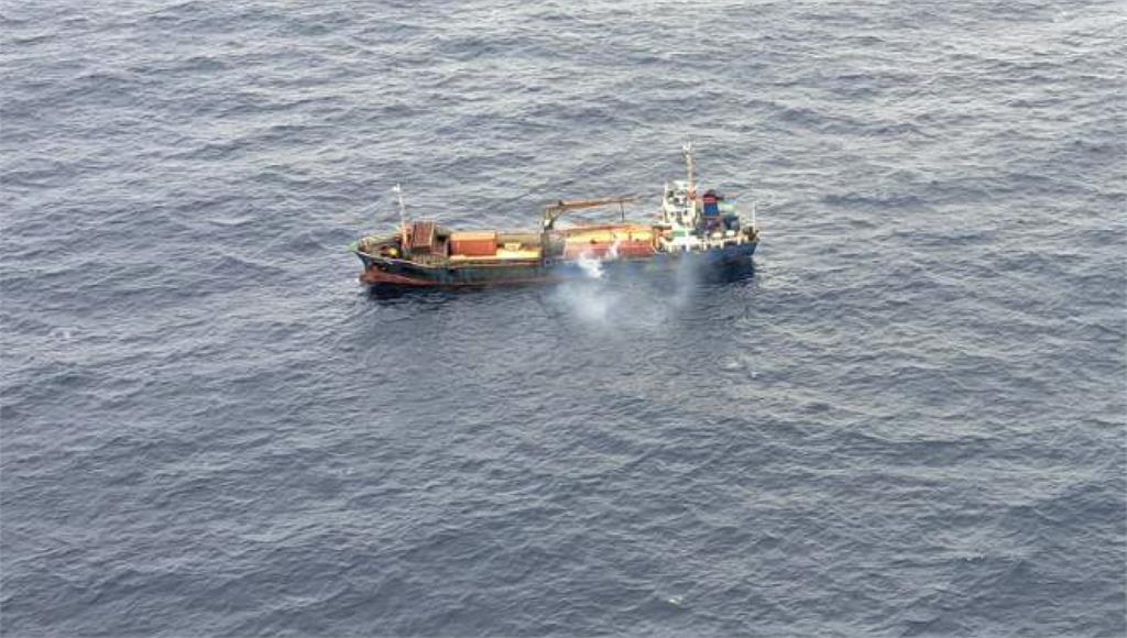 貨輪冒煙困「鳳凰」預估路徑！空勤總隊救援畫面曝