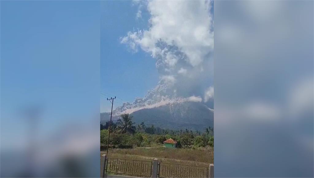 印尼勒沃托比火山再噴發。圖／路透社