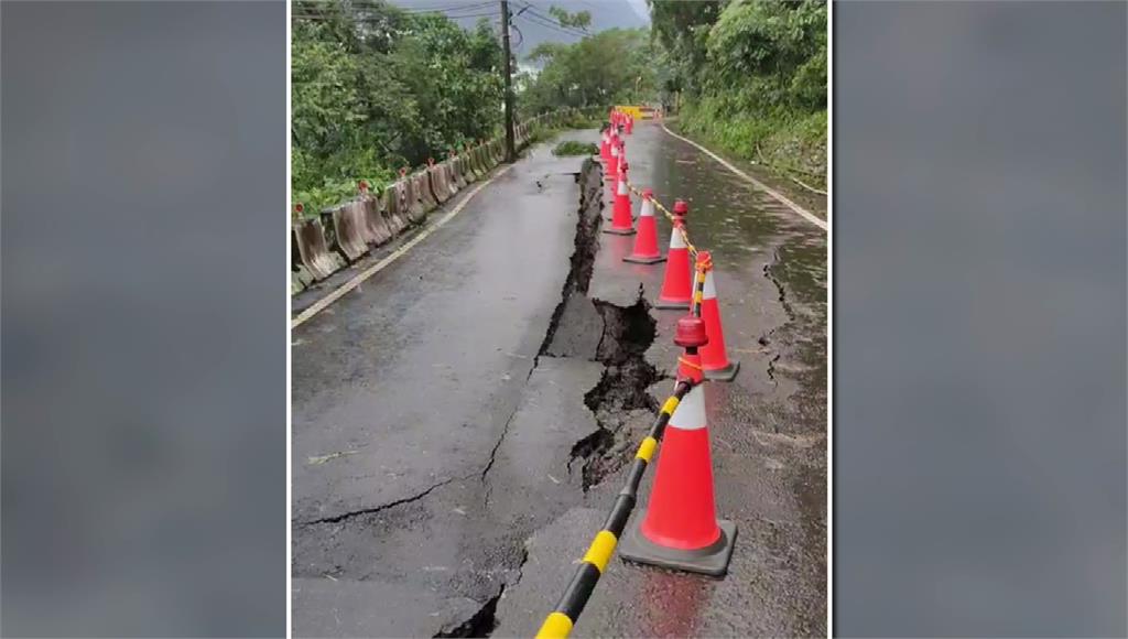 雨彈轟炸！ 屏31線坍方見天坑 127人如困孤島