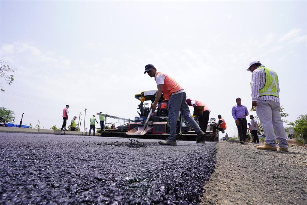 印度花5天蓋完75公里的柏油公路。圖／翻攝自twitter@Nitin Gadkari
