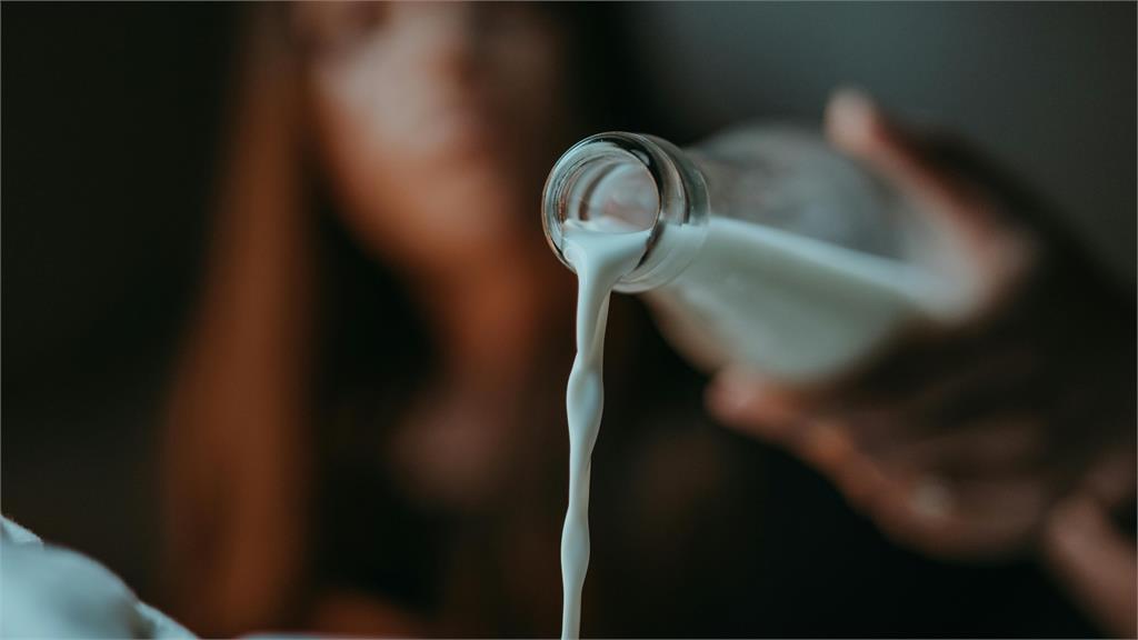 超商買鮮奶回家驚見「瓶身被戳洞」網友驚：千面人事件翻版？