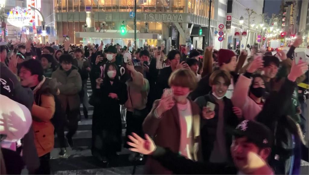 日本球迷擠滿澀谷街頭狂歡。圖／路透社