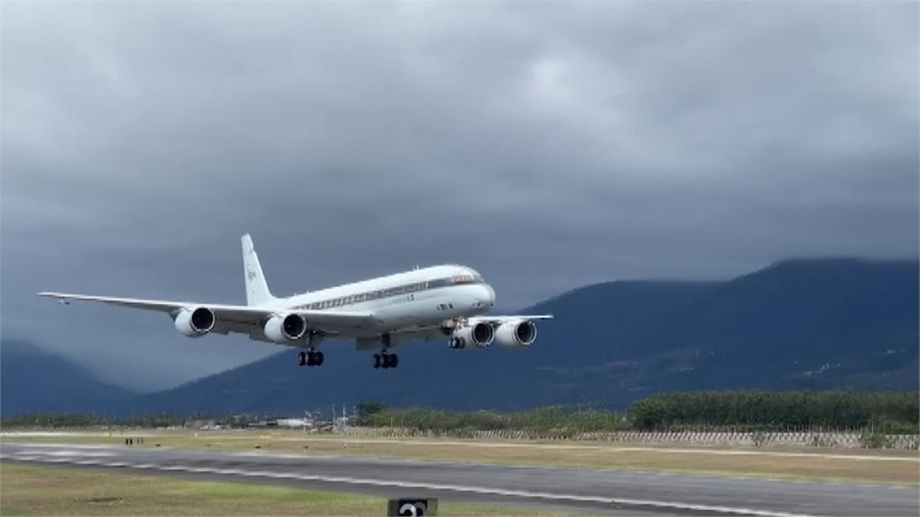 DC-8科研機首度低空飛過台東豐年機場。圖／台視新聞