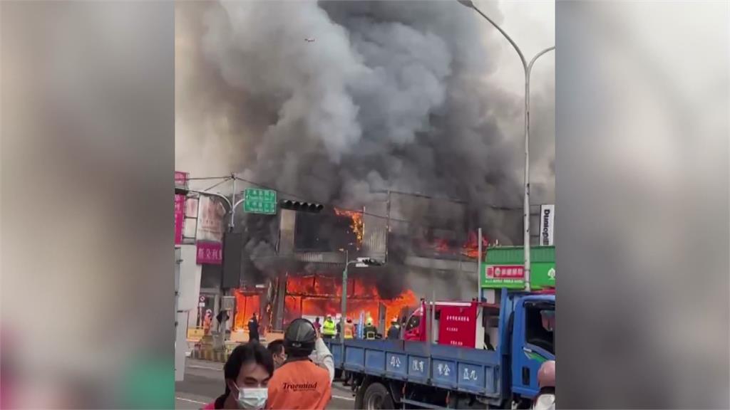 台中崇德路店面火警！黑煙直竄天際 消防加派分隊支援