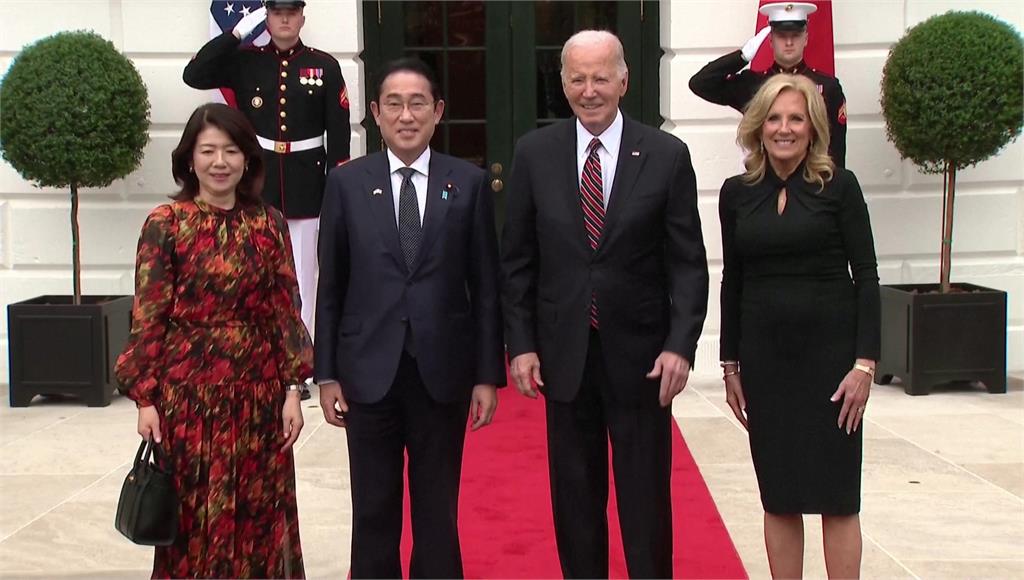 日本首相岸田文雄夫婦與美國總統拜登夫婦在白宮會面。圖／美聯社、路透社