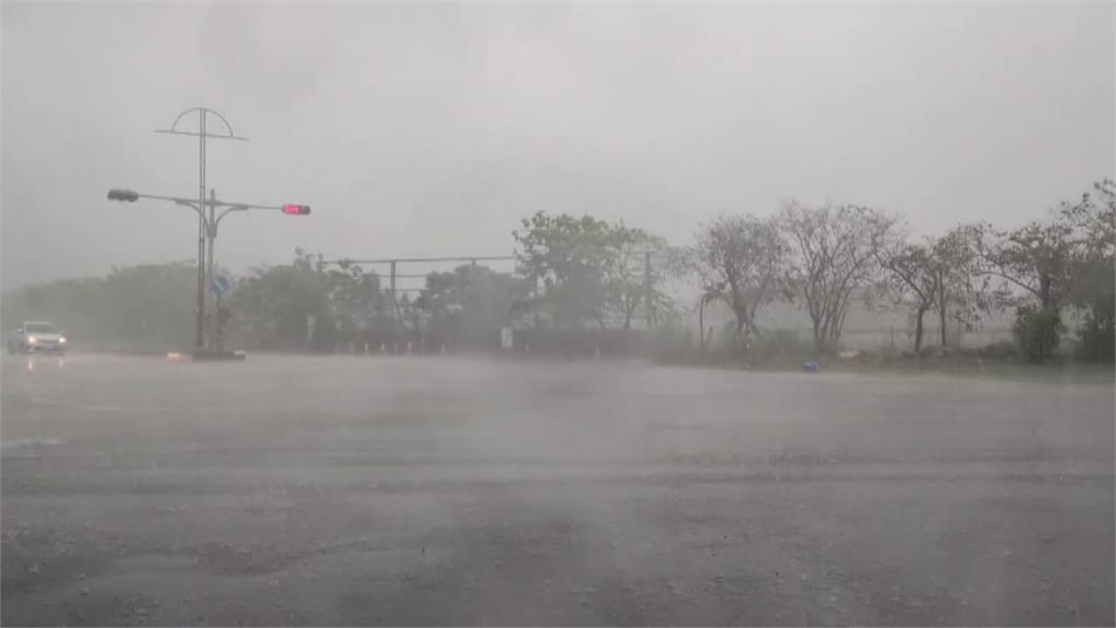 嘉義也降下大雨 台積電工地門口積水、出動小山貓清理