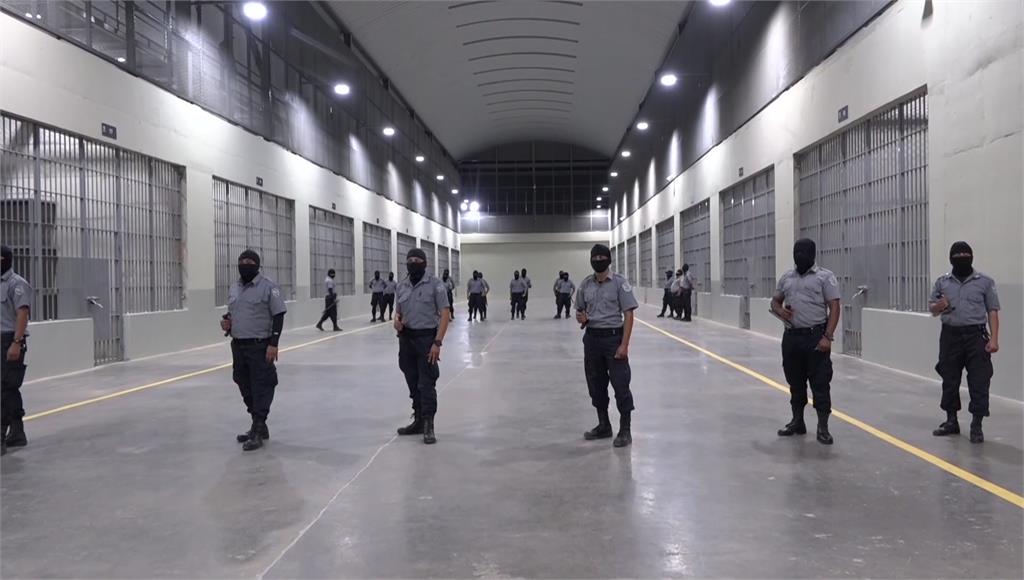 薩爾瓦多「超級監獄」啟用。圖／美聯社、路透社