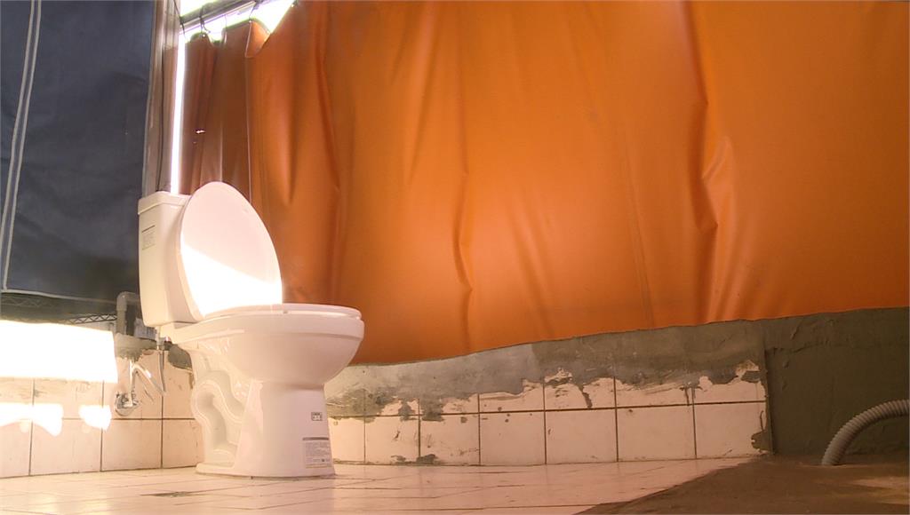 台北大安區某租屋處廁所用帆布當牆壁。圖／台視新聞