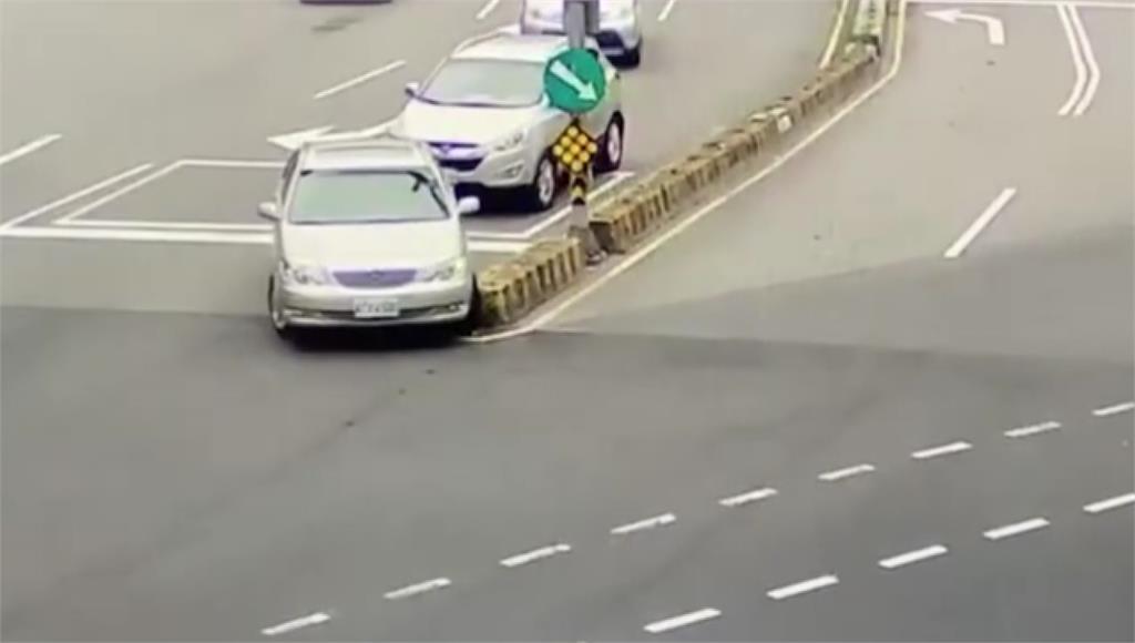 三峽重大車禍肇事老翁，一度睜眼但仍無法說話做筆錄。圖／台視新聞